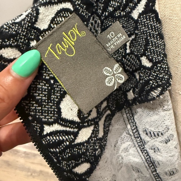 TAYLOR | Black and White Floral Pattern Dress Size 10 - Picture 3 of 3